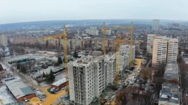 Demir beton evler ve vinçlerle inşaat alanının insansız hava aracı görüntüsünü eğ