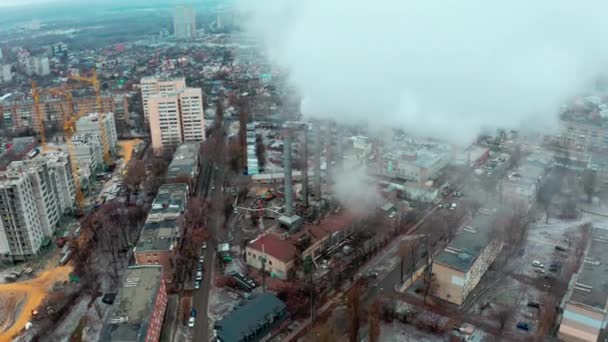 城市工业烟雾区的倾斜显影.多云的天气污染了整个城市的空气 — 图库视频影像
