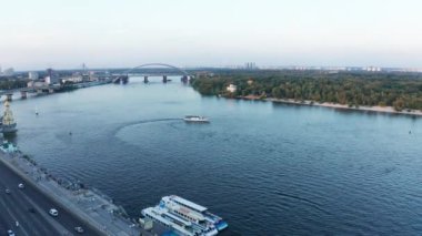 Gemi Kiev 'deki nehir rıhtımının yanındaki Dnipro nehrinin suyunda yol alıyor. 