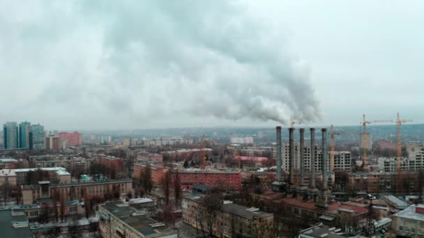 Establecimiento de Vista Aérea Tiro de ciudad con Contaminación atmosférica en el distrito industrial — Vídeo de stock