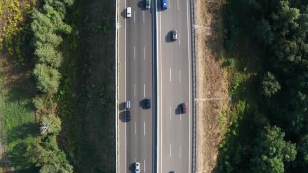 Monitoraggio del traffico con intelligenza artificiale e tecnologie digitali sull'autostrada — Video Stock