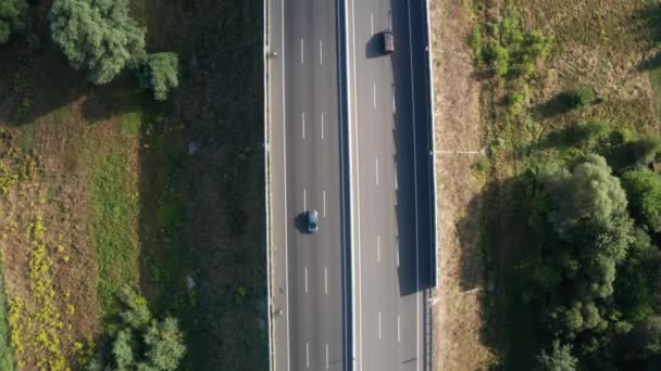 Reibungsloser Flug über die Autobahn - Autoverkehr auf dem Streckenabschnitt — Stockvideo