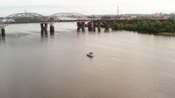 Puente ferroviario sobre el río en verano hacia abajo - Establecimiento de vista aérea Shot of Kyiv paisaje urbano — Vídeos de Stock