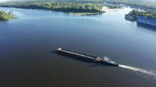 Duża, stara barka płynie wzdłuż rzeki - strzał z lotu ptaka — Wideo stockowe