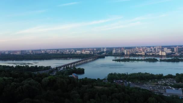 Lot dronem do mostu Paton w Kijowie przez rzekę Dnipro z widokiem na lewy brzeg — Wideo stockowe