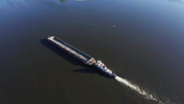 Grande péniche fluviale flotte le long de la rivière - tir d'orbite aérienne de drone — Video