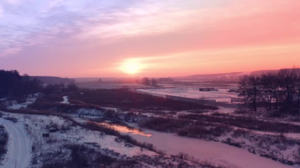 Różowy zimowy mroźny wieczór - jasne słońce na horyzoncie i odwilż rzeki — Wideo stockowe