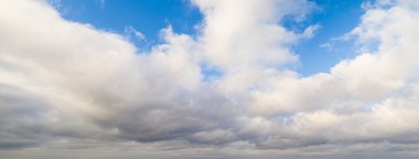 Mavi gökyüzünün panoramik görüntüsü Beyaz bulutlar