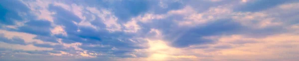 Panoramahimmel mit gelber Wintersonne und Stratocumulus-Wolken — Stockfoto
