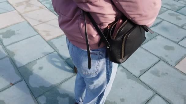 Ladrão rouba uma bolsa de uma bolsa de meninas ao ar livre — Vídeo de Stock