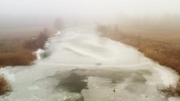 İHA, baharda sisli bir havada eriyen bir nehrin üzerinde uçar.. — Stok video
