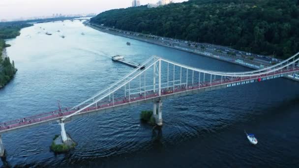 Kiev 'deki Dnipo Nehri' nde yürüyen insanların olduğu yaya köprüsü manzarası — Stok video