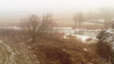 Drone Kaydırıcı, eriyen nehir yatağını vurdu. Buzların erimesi ve erimesi sırasında kuru bastonla kaplandı.