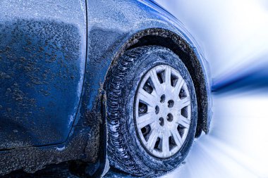 Kış lastiği - ön tekerlekte donmuş kış arabasının soyut izole edilmiş fotoğrafı