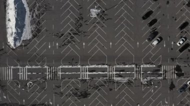 Boş otopark ve bolca park yeri var. Havadan manzara.