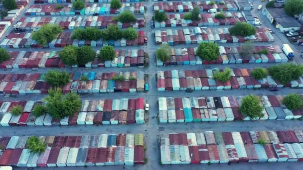 Beaucoup de conteneurs multicolores et de garages dans l'entrepôt des choses oubliées et perdues — Video