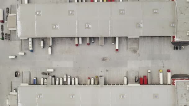 Lot dronem nad dużym terminalem ładunkowym z dużą ilością ciężarówek - ujęcie panoramiczne — Wideo stockowe