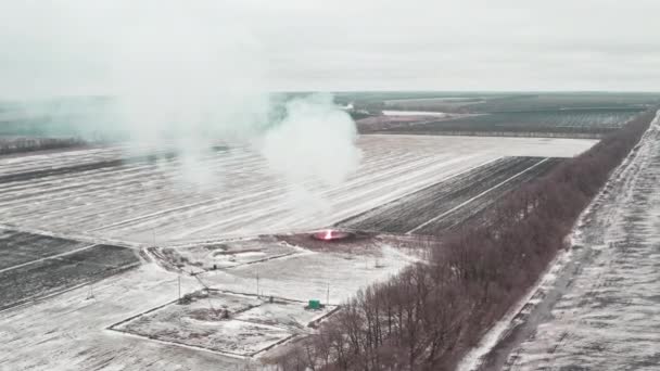 Plynová hořák svíčka - řízené nebo nouzové spalování přidruženého plynu - drone shot — Stock video