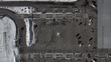 Bir sürü boş park yeri olan neredeyse boş bir otopark - hava manzarası
