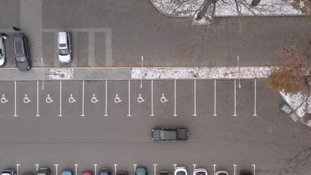 Schwarzes Auto fährt in der Nähe eines Parkplatzes auf die Straße - Überkopffahrt beschossen — Stockvideo