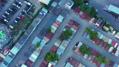 Şehrin sanayi bölgesinde çok renkli konteynırlar - hava manzarası