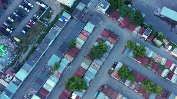 Veelkleurige containers in de industriezone van de stad - vanuit de lucht — Stockvideo