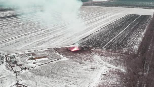 Gasfakkelkaars - geregelde of noodverbranding van bijbehorend gas - drone orbiting shot — Stockvideo