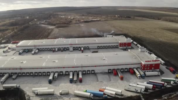 Kharkiv, Ukrayna - 08 Mart 2021: Kargo terminalinde bir sürü kamyonet - İHA başımızın üstünde — Stok video