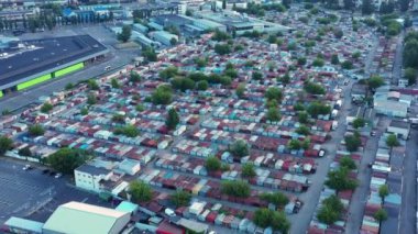 Depoda bir sürü renkli konteynır ve garaj var - Kiev, Ukrayna - 8 Mart 2021