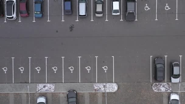 Halb gefüllter Parkplatz mit Behindertenplätzen in der Nähe des Supermarktes - Filmaufnahmen aus der Luft — Stockvideo