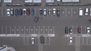 Arabalar halka açık otoparktan çıkıyor. Üst manzara..