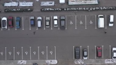 Park yerinin panoramik bulutlu görüntüsü. Engelliler için bolca yer var.. 