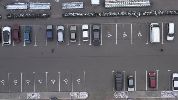 障害者のための利用可能な場所がたくさんある駐車場のパノラマの曇りのショット. — ストック動画