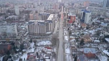 Öğleden sonra Harkiv 'de düz yolda trafik vardı. Zaman geçiyordu.