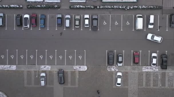 Beaucoup de voitures dans le parking en béton - poupée aérienne en tir. — Video