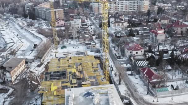 Великий будівельний майданчик з будівельними кранами і робітниками — стокове відео