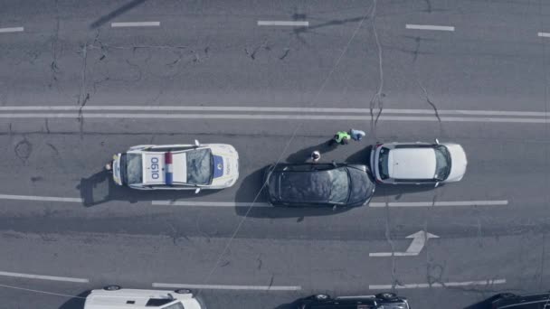 Incidente stradale con traffico in città - colpo aereo dall'alto verso il basso — Video Stock