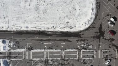 Geniş, boş bir otopark ve bolca park yeri var.