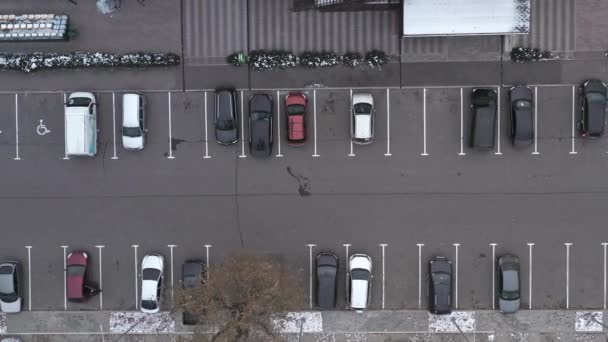 Een panoramisch beeld van een parkeerplaats met lege en gevulde stoelen voor auto 's. — Stockvideo