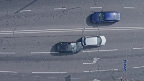 交通で高速道路上の車の事故-トップダウンショット — ストック動画