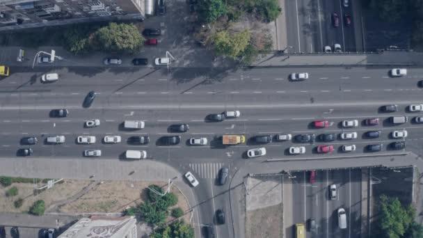 A police car arrives to establish the circumstances of the accident on the multi-lane road. — Stock Video