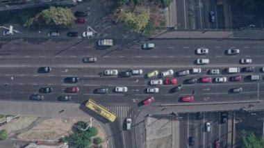 Polis memuru şehirde bir kaza mahallini inceliyor ve şoförlerle görüşüyor.