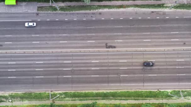 Ruch drogowy na autostradzie wielopasmowej na autostradzie wiejskiej - widok z góry strzał drona — Wideo stockowe