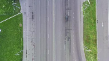 Çoklu şeritli otoyoldaki yüksek hızlı otobanda trafik - insansız hava aracı atışı