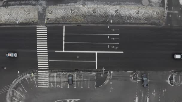 Autos passieren Kreuzung mit Zebrastreifen - Luftaufnahme von oben — Stockvideo