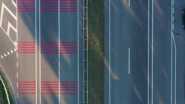 Otobanın bir bölümünde asfaltta ses şeritleri olan gürültü şeritli yol. — Stok video