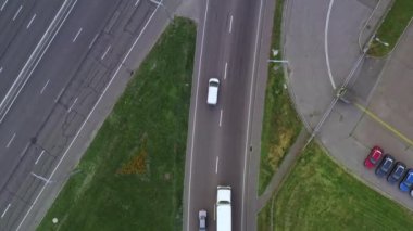 İkincil otobandan ana otoyola giden araçların kalkışı - insansız hava aracı atışı
