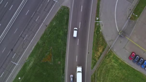 2 차 고속 도로에서 큰 간선도로로 가는 차들의 구조 - 머리 위로 드론을 쏘는 장면 — 비디오