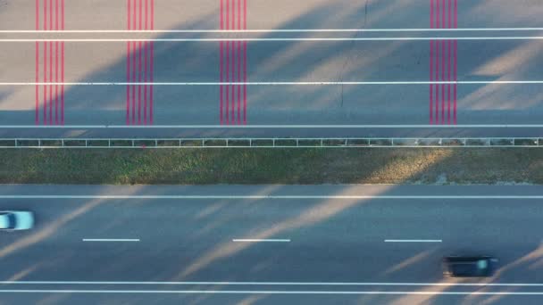 Camión que pasa por una sección de ruido de la carretera con las tiras de ruido de alivio marcas en el asfalto — Vídeos de Stock