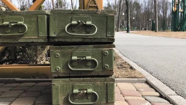古い緑の木製の弾薬箱で作られた自家製ダッシュテーブル。珍しいものの概念. — ストック動画